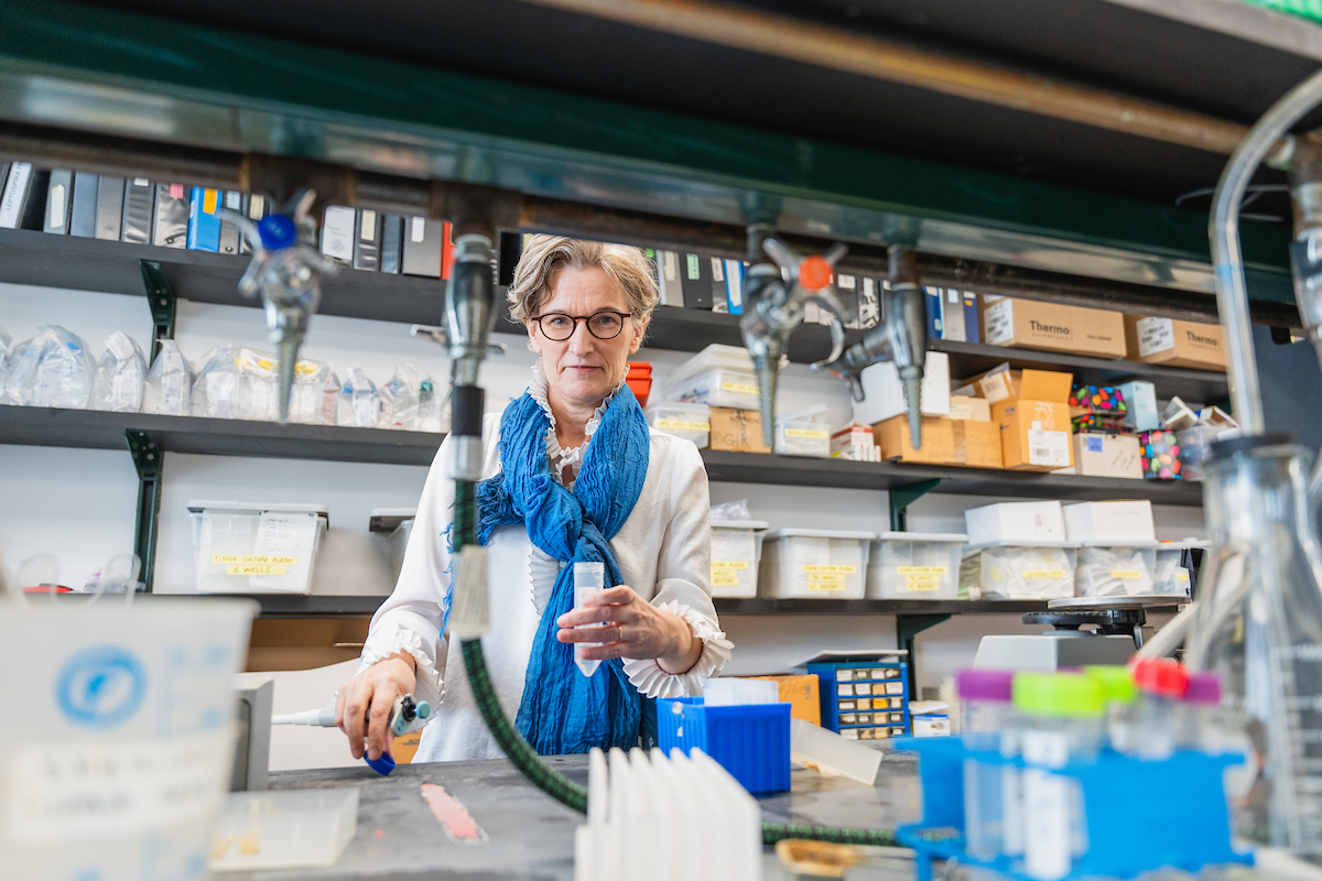 Maria Gomes-Solecki in lab